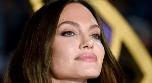 Анджелина Джоли е в Пакистан, за да помогне след наводненията (ВИДЕО)