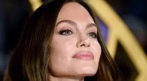 Виц за 20 май 2023: На тъмно приличаш на Анджелина Джоли