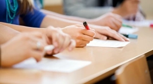 Вечерен виц: На изпит по физика. Влиза първият студент.