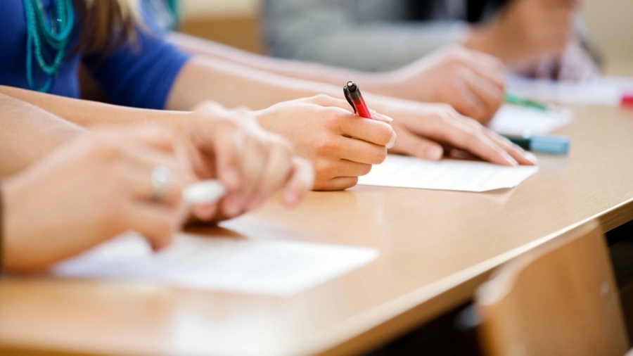 Вечерен виц: На изпит по физика. Влиза първият студент.