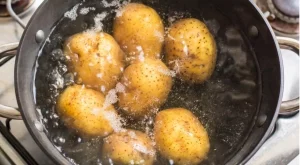 НЕ правете тази грешка при варене на картофи, за да не останат без витамини