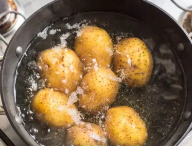 Защо опитните готвачи никога НЕ варят картофите във вода - ето какво използват