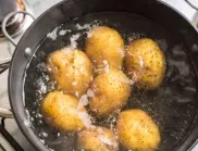 Защо хитрите домакини винаги варят картофите със захар?