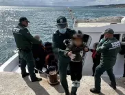След тежка операция: Граничари извадиха лодка с 38 мигранти от Черно море