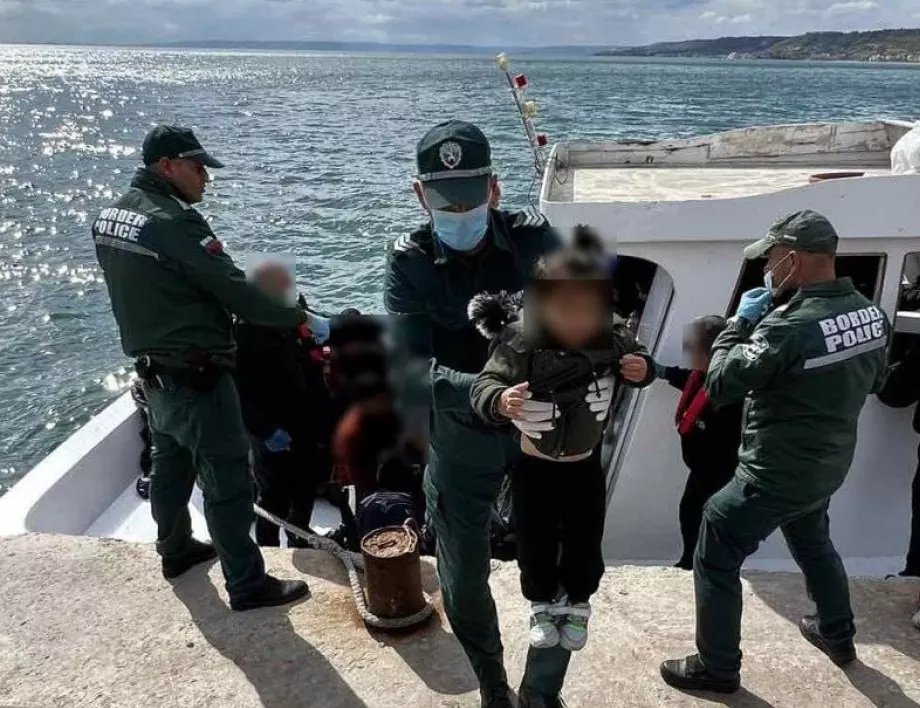 След тежка операция: Граничари извадиха лодка с 38 мигранти от Черно море