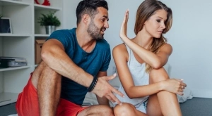 Виц на деня: Разгневен мъж се прибира вкъщи и вика на жена си