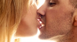 Виц на деня: Мъж и жена се целуват в кола