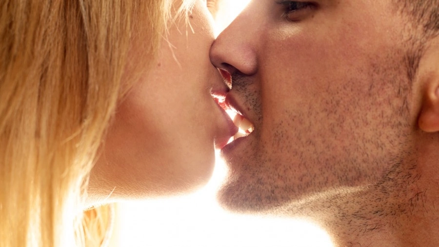 Виц на деня: Мъж и жена се целуват в кола