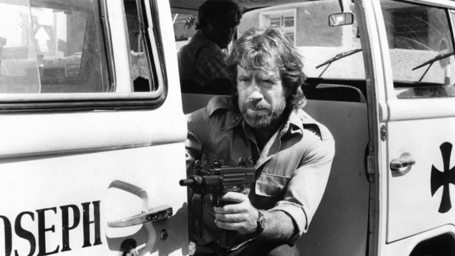 Вечерен виц: Чък Норис пътувал без билет в тролея. Дошла контрольорката Минка