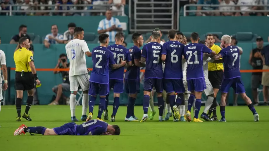 Опонент влезе по-грубо в краката на Меси, а целият отбор на Аржентина се впусна да му търси сметка (ВИДЕО)