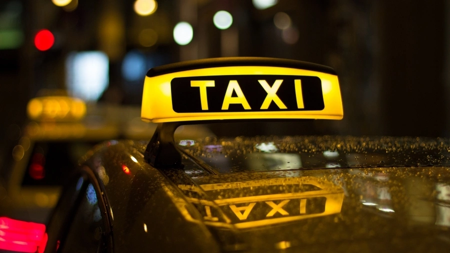 Виц на деня: Почерпен господин отваря вратата на такси и пита