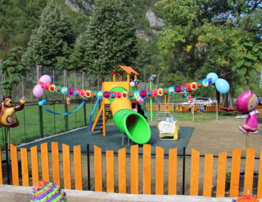 Децата в село Гложене имат нова зона за игри на открито