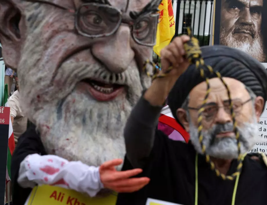 Протестите в Иран още не заплашват режима, но вече се говори за смяна на върховния лидер