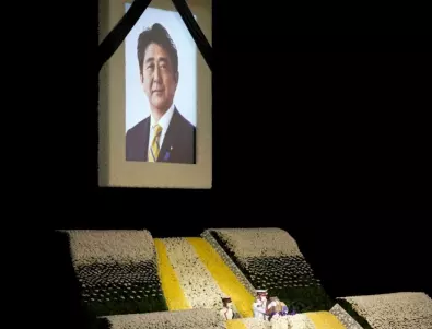 Япония изпрати покойния Шиндзо Абе с протест заради цената на погребението (СНИМКИ)