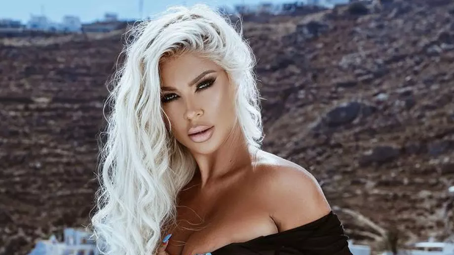 Андреа разпродава дрехите си - рокля за 4000 евро (СНИМКИ)