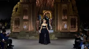 Dior връща корсетите и обувките на платформи (СНИМКИ + ВИДЕО)