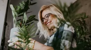 Нанасяйте тази течност върху растенията веднъж месечно, за да цъфтят