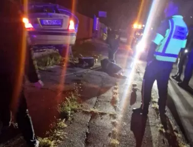 Автомобил, превозващ мигранти, се заби в пункт за технически прегледи в София