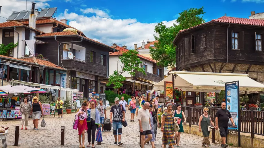 Повече от половин милион чужденци са нощували у нас през юни, генерирайки над 160 млн. лева приходи за хотелите