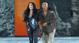76-годишната Шер закри ревюто на Balmain (ВИДЕО)