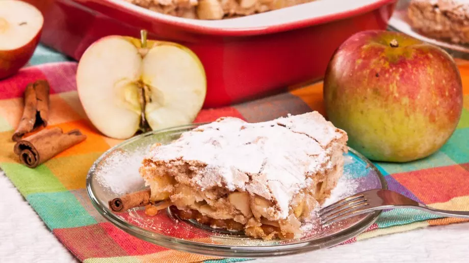 Ще се влюбите в този сладкиш с бисквити и ябълки 