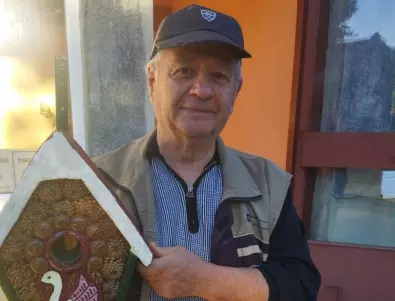 Гражданин на Добрич продължава да дарява къщички за птици (СНИМКИ)