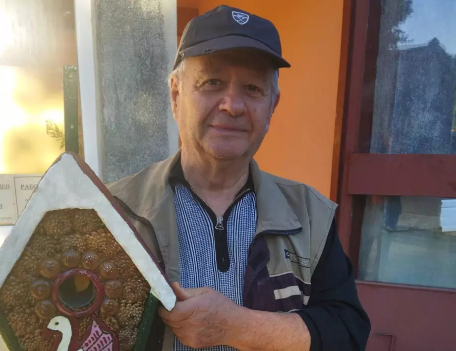 Гражданин на Добрич продължава да дарява къщички за птици (СНИМКИ)