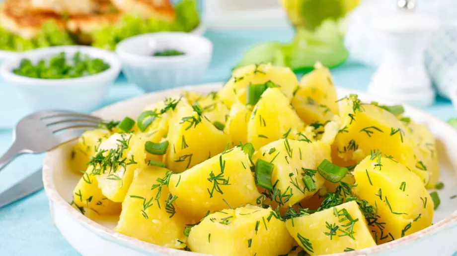 Сложете това във водата и варените картофи ще станат по-вкусни от всякога