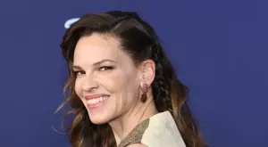 Хилари Суонк е бременна с близнаци на 48 (СНИМКИ)