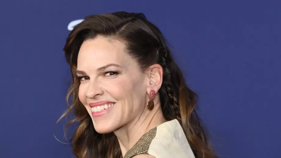 Хилари Суонк е бременна с близнаци на 48 (СНИМКИ)