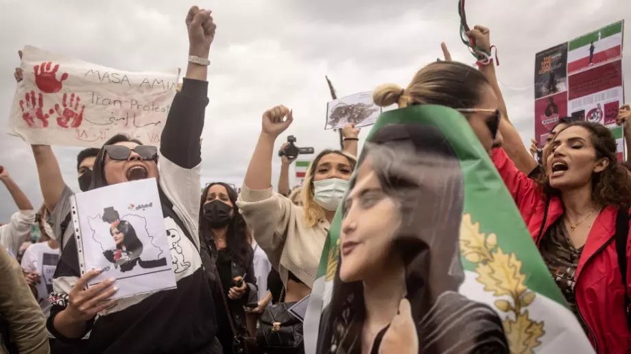 Aктриси отрязаха косите си заради смъртта на иранката Махса Амини (ВИДЕО)