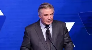 Алек Болдуин се е споразумял със семейството на операторката, която застреля