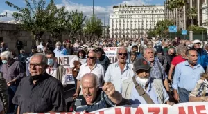 Пенсиите в Гърция се повишават, но пенсионерите са все по-бедни и по-недоволни
