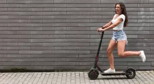 Добър начин за придвижване в градовете ли са електрическите скутери?