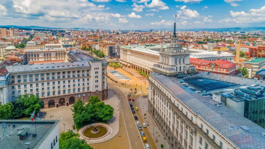 Икономическият растеж на България се сви наполовина през 2022 година