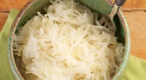 Защо опитните домакини винаги готвят киселото зеле с мед?