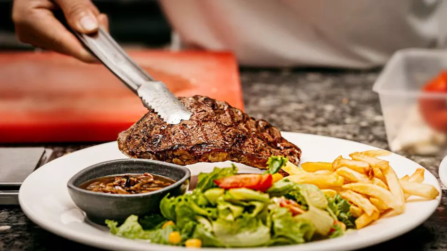 Дори най-жилавото месо ще се топи в устата, ако предварително направите това