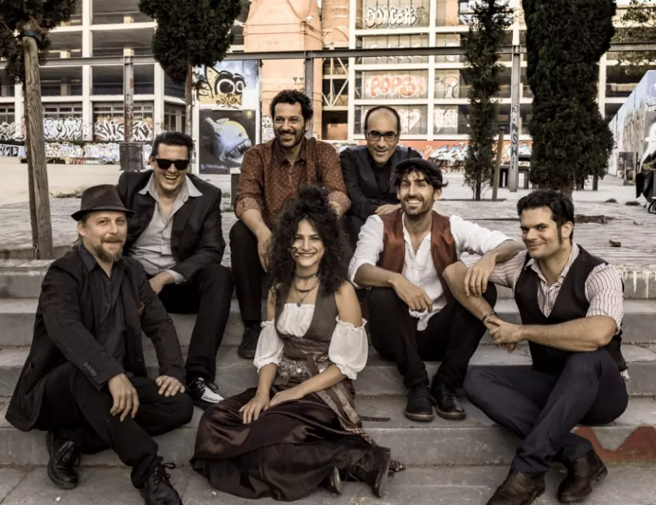 Огнената стихия Barcelona Gipsy balKan Orchestra се завръща за поредния си взривяващ концерт в София 