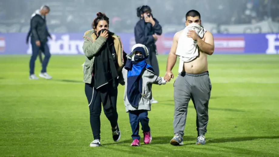 Поредна трагедия във футбола - този път на мач на Бока Хуниорс в Аржентина (ВИДЕО)
