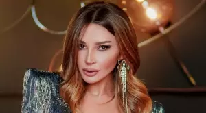 Есил Дюран се фука с перфектни форми по бански на 54 (СНИМКИ)