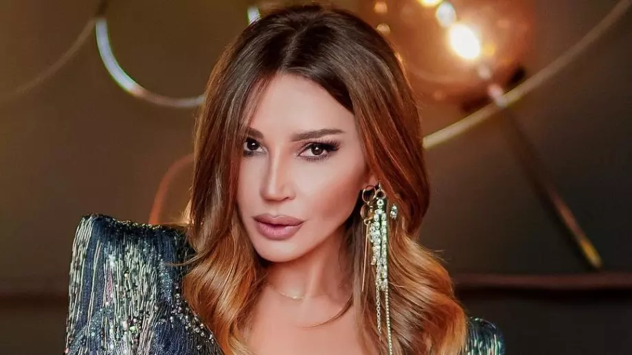 Есил Дюран се фука с перфектни форми по бански на 54 (СНИМКИ)