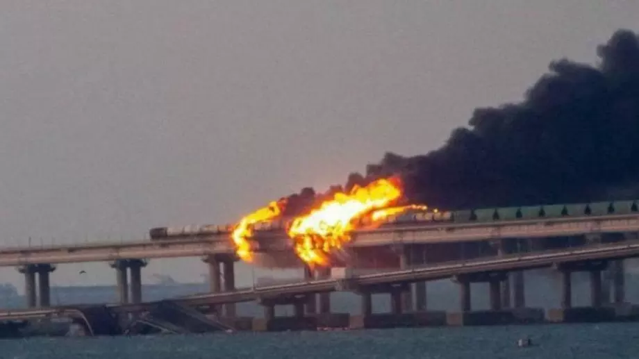 Мощен взрив разруши част от Кримския мост (СНИМКИ и ВИДЕО)