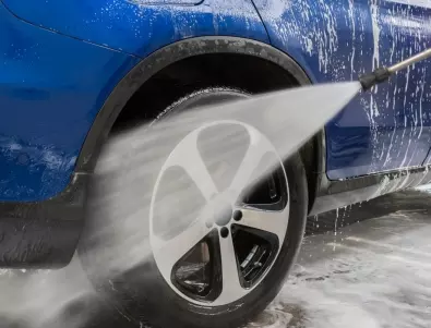 Показаха какво ще стане, ако измием колата си с вряла вода зимата