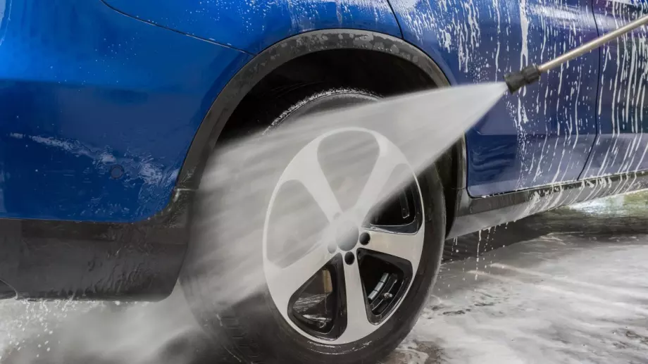 Показаха какво ще стане, ако измием колата си с вряла вода зимата