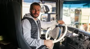 Виц на деня: Тираджия пътува от София за Бургас с папагала си