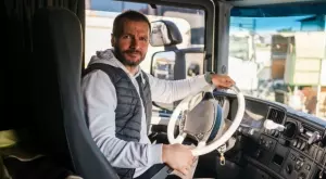 Виц на деня: Тираджия се прибира и награбва жена си, тя му се дърпа