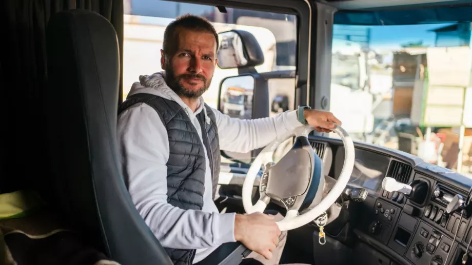 Виц на деня: Тираджия се прибира и награбва жена си, тя му се дърпа