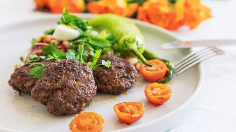 Кюфтета с топено сирене на фурна