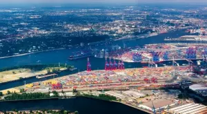 Високо напрежение: Китайски гигант купува част от пристанището в Хамбург