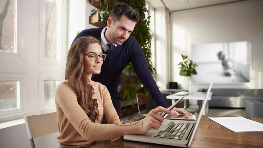 Виц на деня: Секретарка иска от шефа да ѝ вдигне заплатата